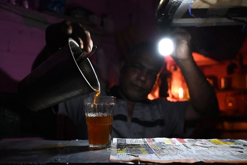 අර්බුදය සමග සෙල්ලම් කිරීම - (වික්ටර් අයිවන්)