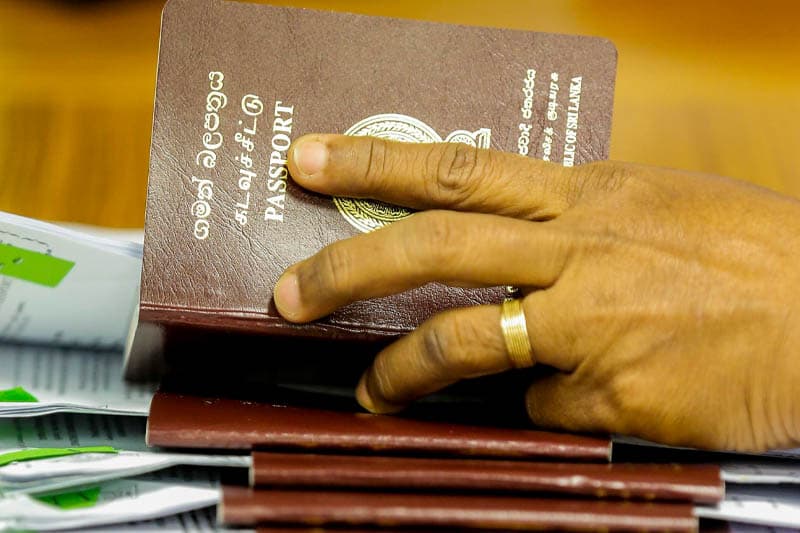 නීත්‍යානුකූලව රට රැකියාවකට යෑමේ වාසි