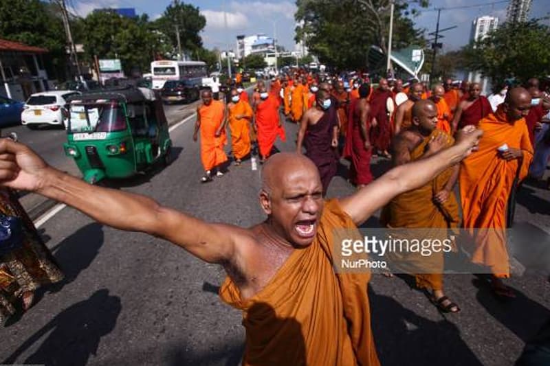 සිවුරක් ඇඳන් ඕනම දෙයක් කිරීමේ නිදහස නොහොත් ආගම ඇදහීමේ නිදහස - (චින්තන ධර්මදාස)
