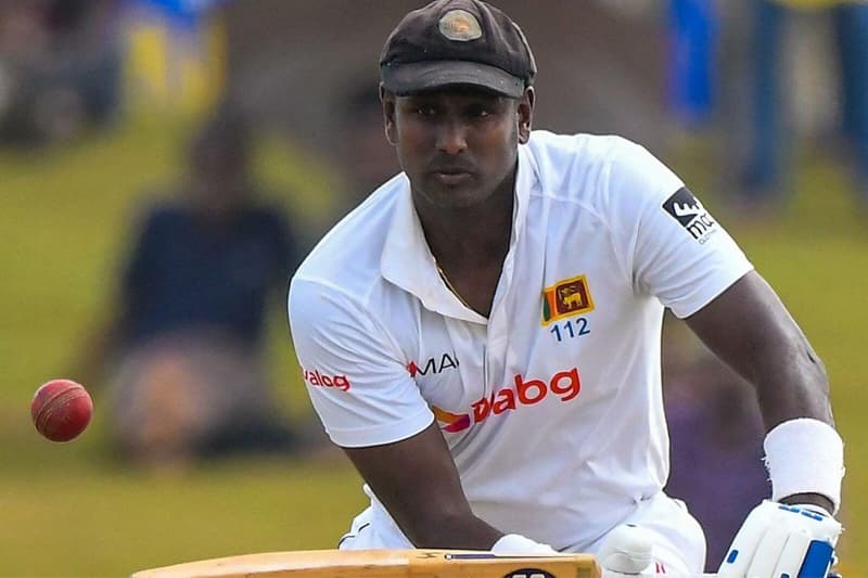 මැතිව්ස් කඩඉමක් පසුකරයි