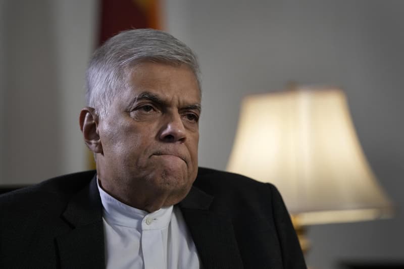 රනිල් බිත්තියට හේත්තු කර ප්‍රශ්නය විසඳාගත හැකි ද? - (රටේ රාළ වීඩියෝවක්)