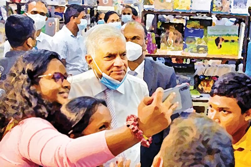 රනිල් එක්ක සෙල්ෆි එකක් ගම්මු ද? - (මහේෂ්ගේ වීඩියෝවක්)