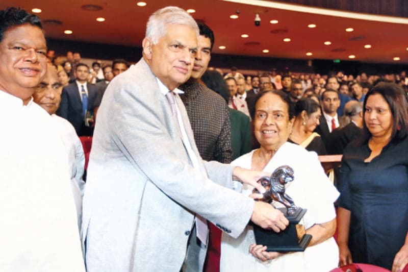 ජනාධිපති සිනමා සම්මාන උලෙළ : හොඳම පසුබිම් ගායිකාව නන්දා මාලිනි
