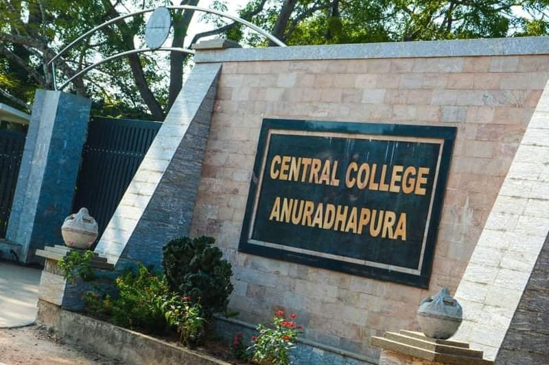 ටවුමට ගිය ගමේ ඉස්කෝලේ අනුරාධපුර මැදි විදුහල | චන්ද්‍රසිරි සෙනෙවිරත්න