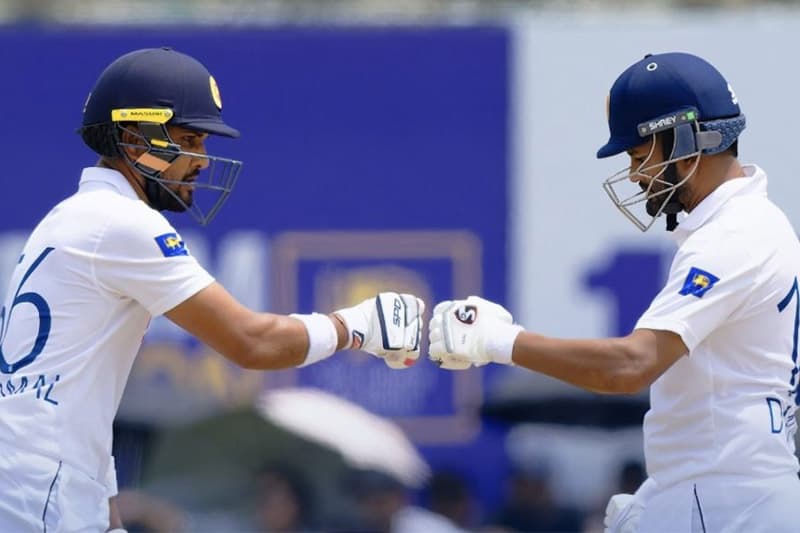 දිමුත් හා දිනේෂ්ගේ ශතක සබඳතාවෙන් දිවා ආහාරය වන විට ශ්‍රී ලංකාව කඩුලු 1ට ලකුණු 102යි
