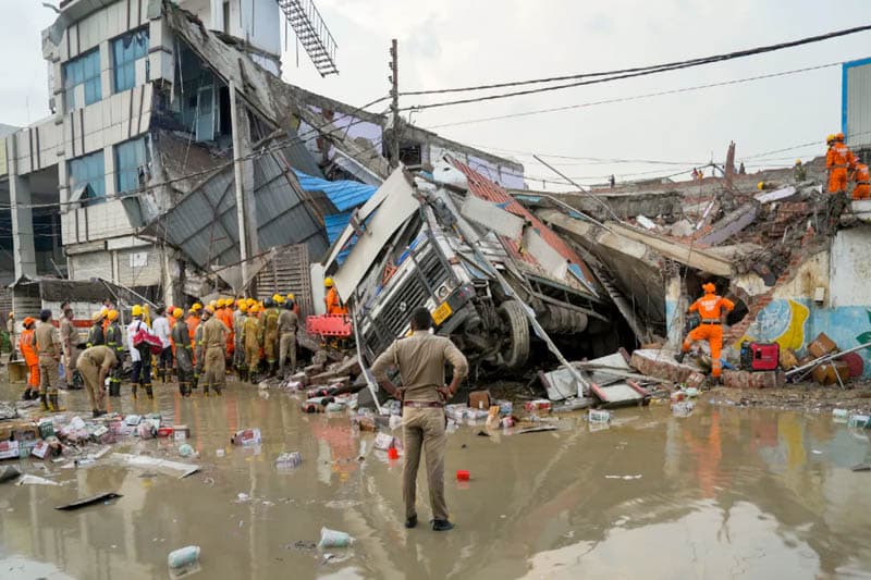 උතුරු ඉන්දියාවේ තෙමහල් ගොඩනැගිල්ලක් කඩා වැටී 08ක් මරුට