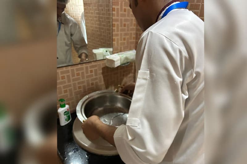 ඉන්දියාවේ Greater Noida ක්‍රීඩාංගණයේ ආහාරපාන සපයන්නෝ කෑම භාජන වැසිකිළියේ සෝදති