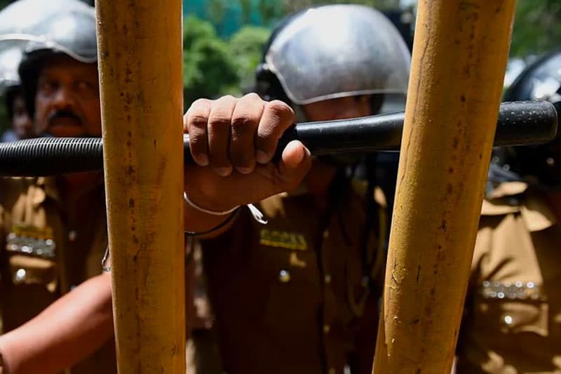 ආණ්ඩුවේ අලුත් ත්‍රස්ත පනත හකුලා ගැනීමට බලපෑම්