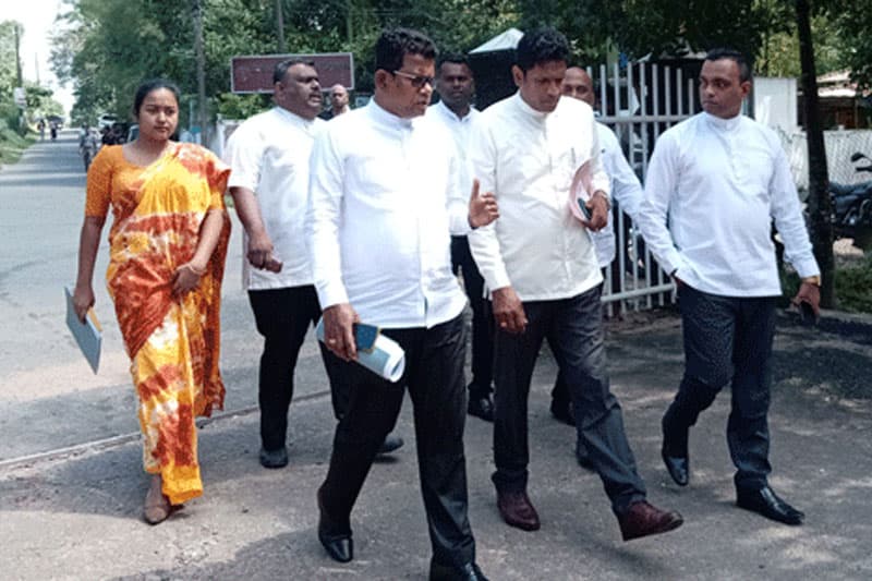 ඔරලෝසුවේ කටු කරකවා අය වැය සම්මත කරලා !