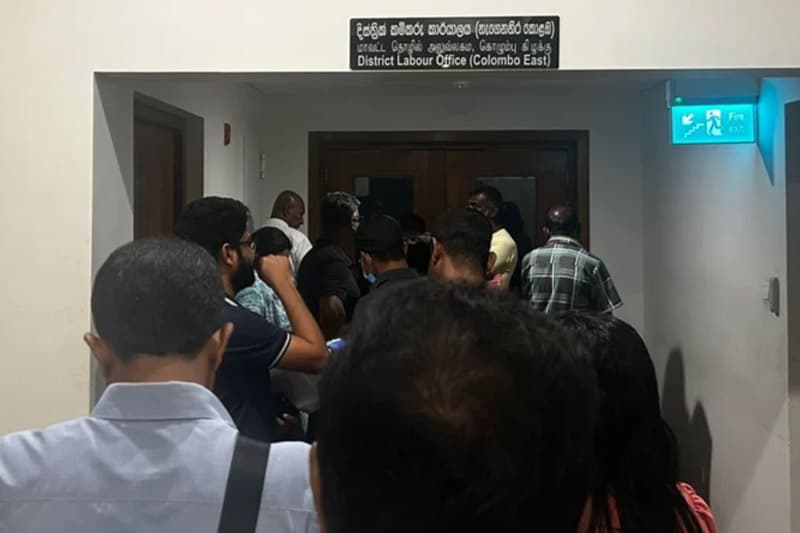සේවකයින් කම්කරු කාර්යාලයට ගෙන්වන අලුත් EPF ලියාපදිංචියේ 'රස්තියාදුවට' පිළියමක් නැද්ද?