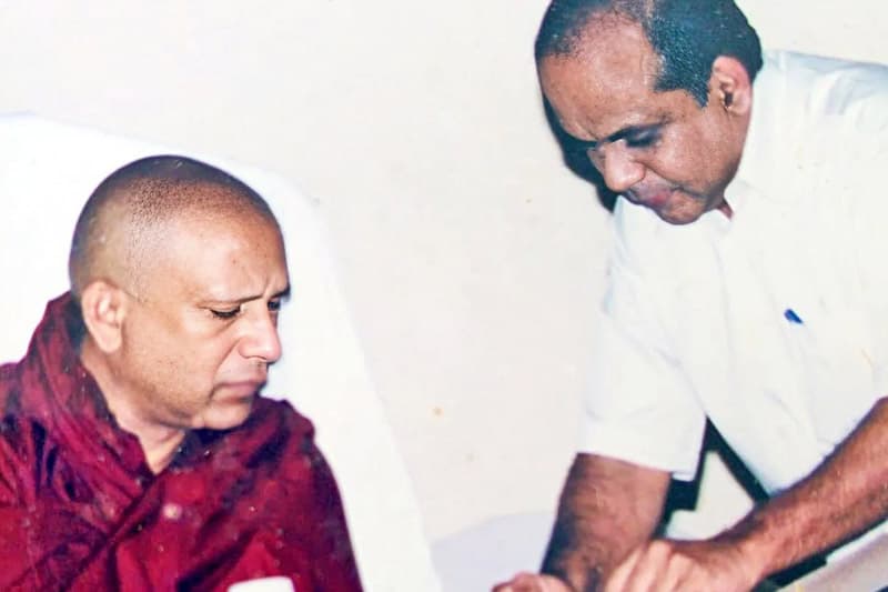 තිලක මතක (35) : "ඔයාලු නේද? සෝම හාමුදුරුවන්ව රුසියාවට යැව්වේ?" චෝදනාත්මක විමසුම් ගලා එයි (ඉන්දු පෙරේරා ලියයි)