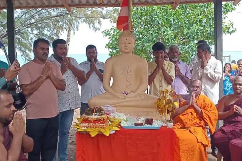ත්‍රිකුණාමලය වෙරළේ පන්සලක් ඉදි කිරීම: 'කඩා ඉවත් කරන්න ගියේ නීති විරෝධී හෝටලයක්'