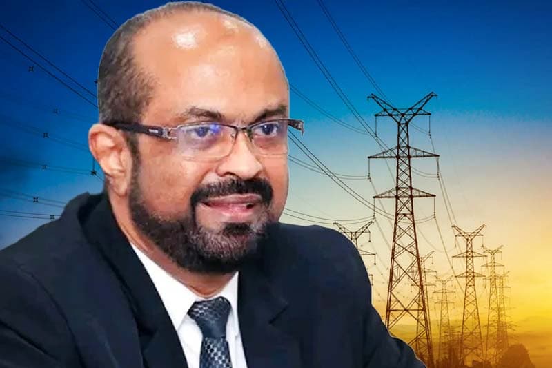 මණ්ඩලේ කචල් ! - පුබුදු නිරෝෂන් ඉවත්කිරීමට ගොස් විදුලිබල ඇමති ඇන ගනී !
