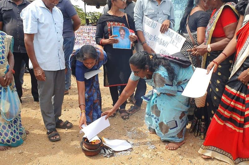 දෙමළ අතුරුදහන් කළ’වුන්ගේ ඥාතීහු එජා මානව හිමිකම් වාර්තාව චෙම්මනියේ දී ගිනි තබති