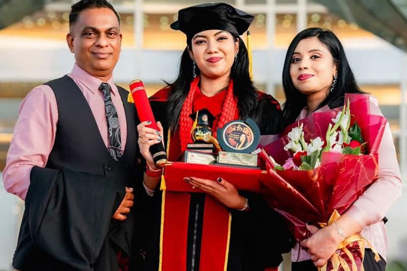 අවුරුදු 11න් මූලික උපාධිය අරන් විසි එකේදී ආචාර්ය උපාධිය ගත්ත 'කැන්ඩි ළමිස්සී'