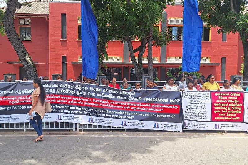 අතුරුදහන්වුවන්ගේ ඥාතීන් උතුරේ යුක්තිය ඉල්ලද්දී දකුණේ වන්දි ඉල්ලයි