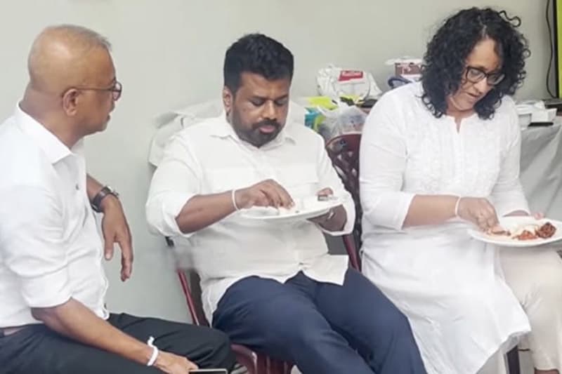 ජනපති අනුර අතින් ගත් පිඟානෙන් බත් කෑමේ සිට රාජ්‍ය නායකයන්ගේ සරල හැසිරීම්