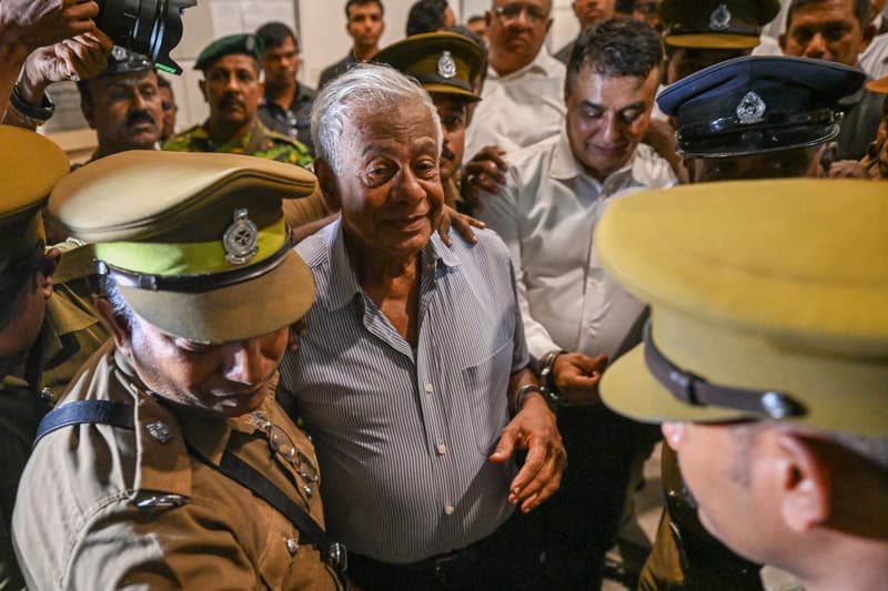 පාස්කු ප්‍රහාරයේ මරණ දඬුවම ලැබූ පූජිත් සහ හේමසිරි ජම්පරයෙන් වැලිකඩට!