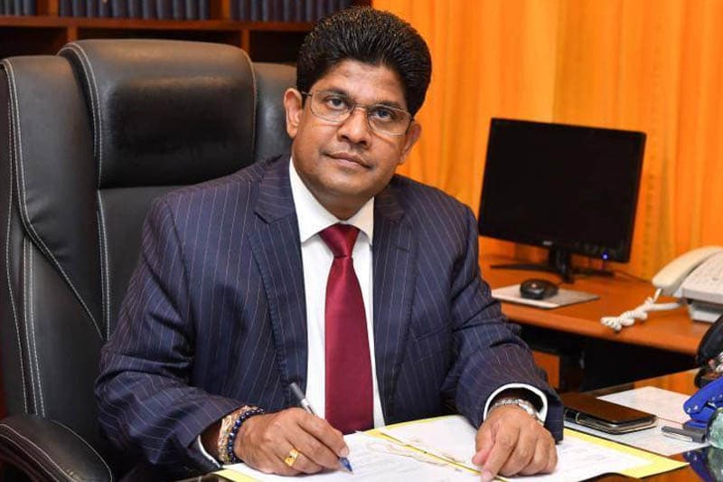 වැඩ තහනමට ලක්වු පාර්ලිමේන්තු නියෝජ්‍ය මහලේකම්ගෙන් ජාත්‍යන්තර සංවිධාන හතරකට පැමිණිලි !