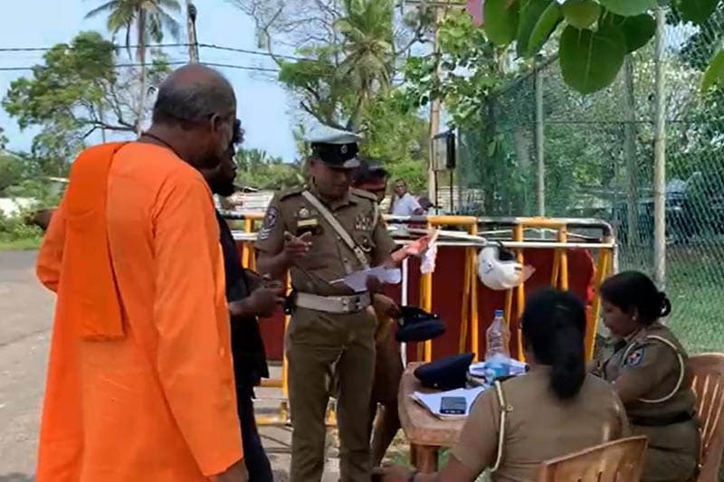 තිස්ස විහාරයට අල්ලාගත් ඉඩම් ඉල්ලන විරෝධතාකරුවන්ගේ විස්තර පොලිස් පොතට