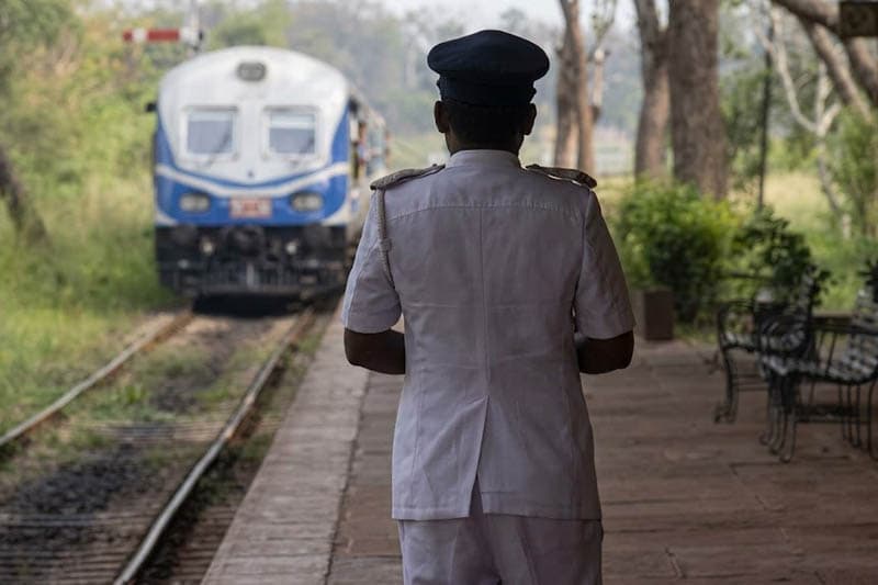 ධාවන තත්ත්වයේ දුම්රිය එන්ජින් සහ බලවේග කට්ටල ශීඝ්‍රයෙන් පහතට: ගමන්වාර අර්බුදයක සේයා!