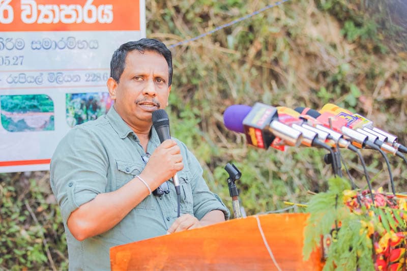 දිට්වා කුණාටු වන්දි ප්‍රමාදයට වැවිලි ඇමති සමන්ත විද්‍යාරත්න නිලධාරීන්ට දොස් පවරයි