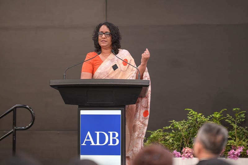 අගමැති හරිනිට පිලිපීනයේ දී විශේෂ සම්මානයක්