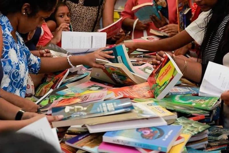 එකම සයිස් එකේ පොත් දෙකක මිල අහසටයි පොළොවටයි වෙනස් වෙන්නේ ඇයි?