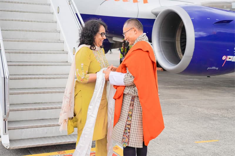 ගෝලීය ආහාර සමුළුවට ගිය අගමැතිනී හරිනි පිළිගන්න භූතාන අගමැති එයි