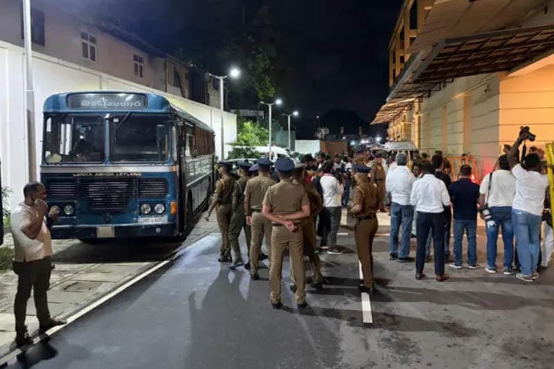 පාස්කු මහ නඩුව: දඬුවම් නියමවුවන් අලුයම දැඩි රැකවල් මැද බන්ධනාගාරයට