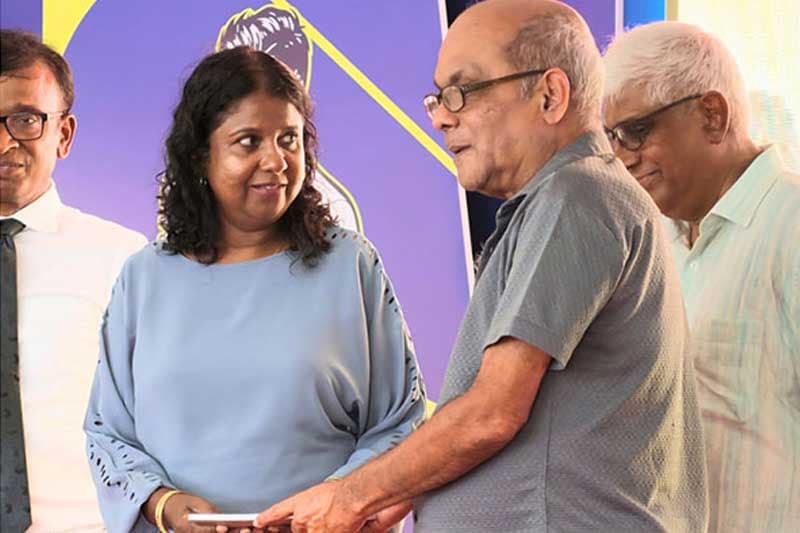 ඩීමන් ආනන්දට BMICH පොත් බිමේදී ඓතිහාසික බුහුමනක්