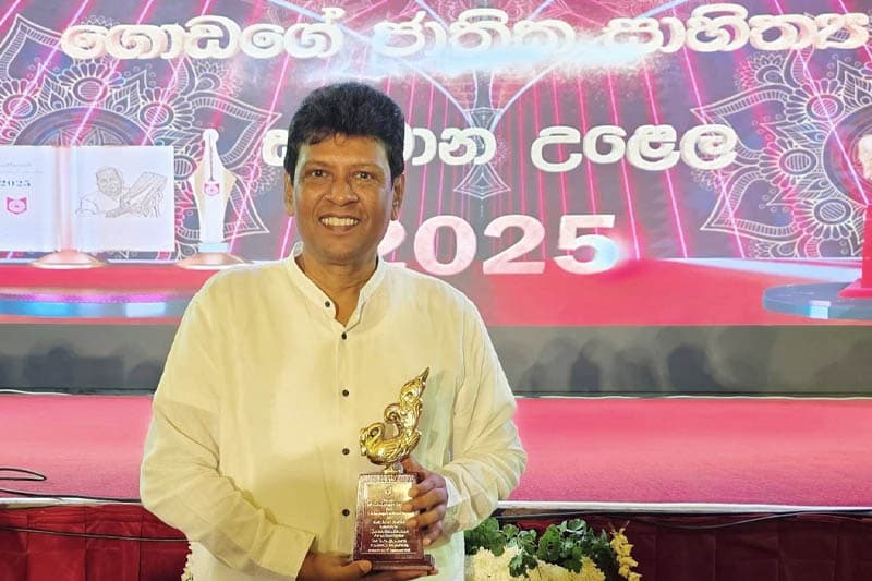 අජන්ත සෙනවිරත්න ගොඩගේ සම්මානයෙන් පිදුම් ලබයි...