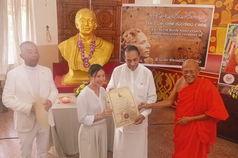 ධර්මපාල ගුණසමරුවේදී මෝදි අගමැතිට ආශිර්වාද: කටුනායකට ධර්මපාල පිළිරුවක් ඉල්ලයි
