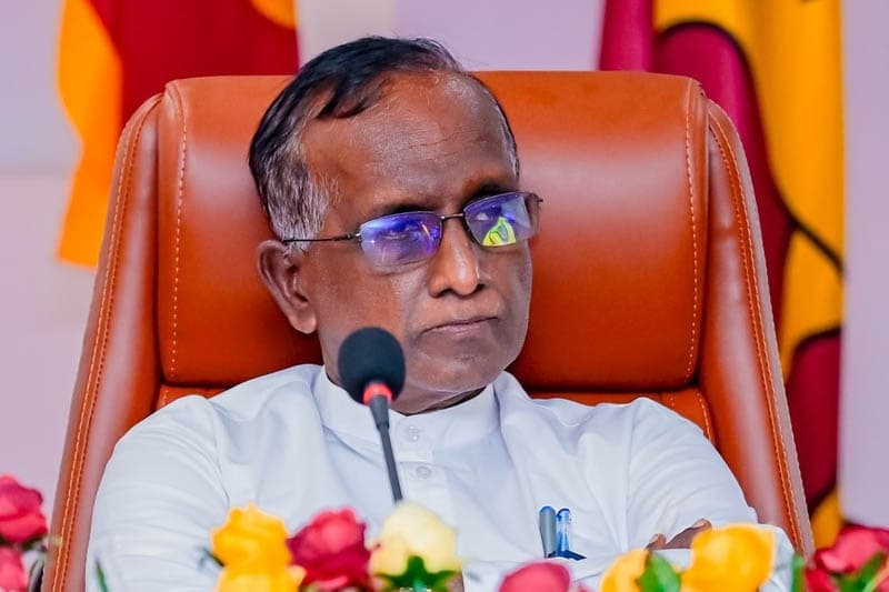 නැගෙනහිරින් පායා දකුණින් බැස යන පරිපාලන රන් තරුව...