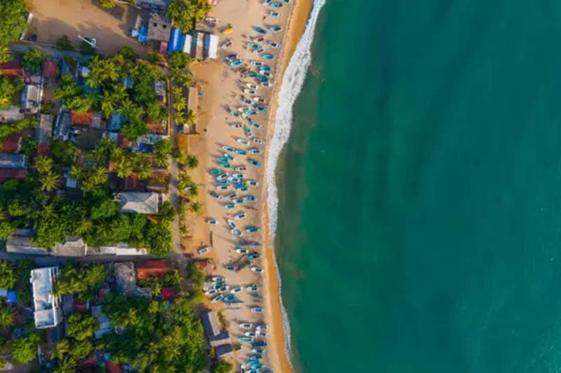 වෙරළේ මීටර් සිය ඈවරයි: අනවසර ඉදිකිරීම්වලට ඉඩ දෙන නව නීති !
