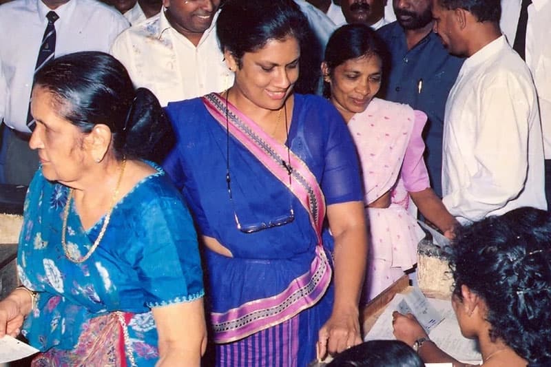 මේ මල් මිට චන්ද්‍රිකා ට......