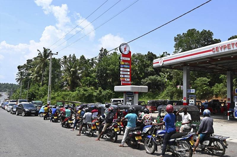 තෙල් තිබ්බත් නැතත් පෝලිම් සොමිය කියන්නෙ වෙනම එකක් | Chinthana Dharmadasa