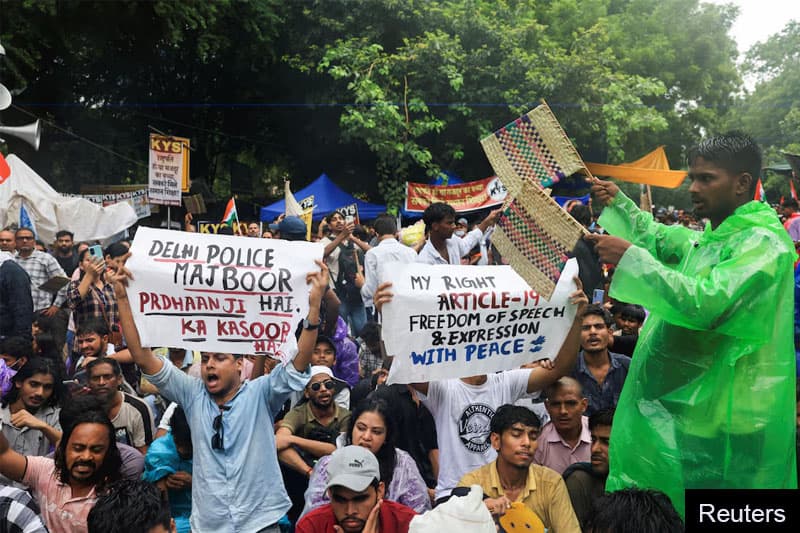 ඉන්දියාවේ 'කැරපොතු' සිසු අරගලය රජය සමඟ සාකච්ඡාවට: 'විසඳුම් ලැබෙන තෙක් සටන නතර කරන්නේ නෑ!'