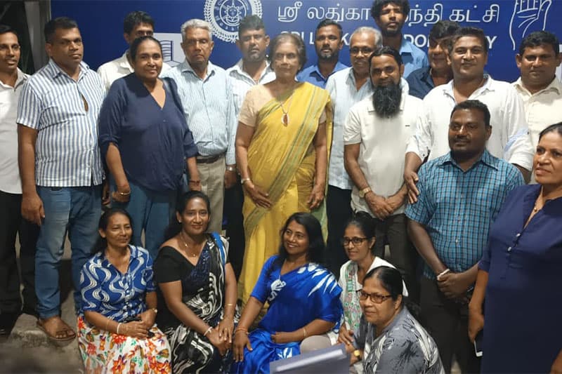 චන්ද්‍රිකා වැඩට බසී