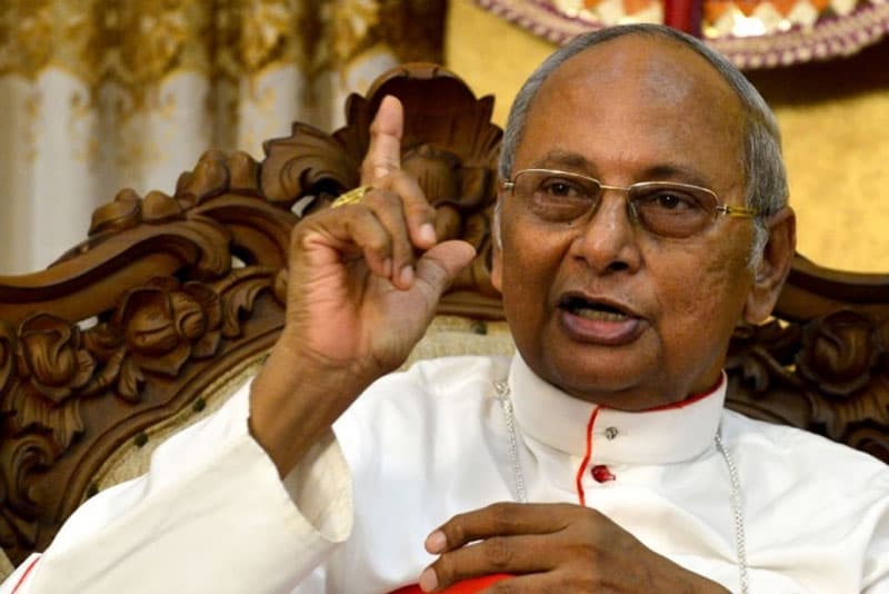 දුරකථන ඇබ්බැහියෙන් පවුල් සංස්ථාව බිඳවැටිලා: මිනිස් සබඳතා විනාශ වෙන හැටි ගැන කාදිනල් හිමියන්ගෙන් අනාවරණයක්!