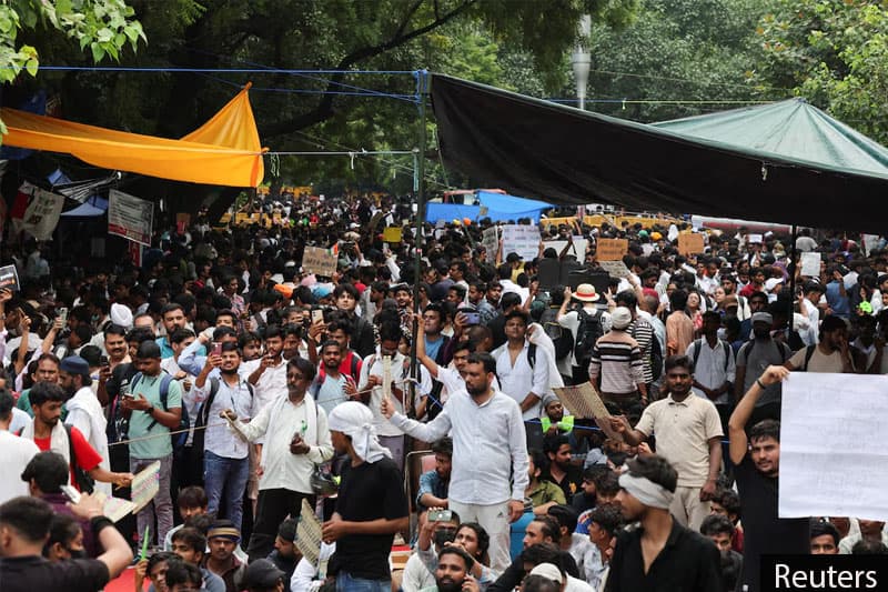 මෝදිට එරෙහිව ඉන්දියාවේ දැවැන්ත තරුණ අරගලයක්: දහස් ගණන් පාරට බැස දිල්ලිය වටලති!