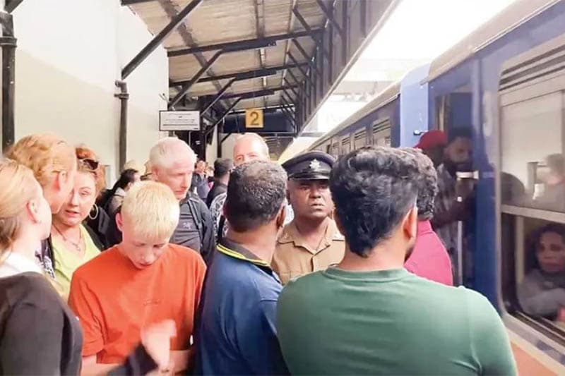 ඔඩිසි යන්න ටිකට් ගත්ත විදේශිකයන්ට ගමන් තහනමක් ! - අවුල ලිහන්න දාපු ගැටේ පැටලෙයි!!