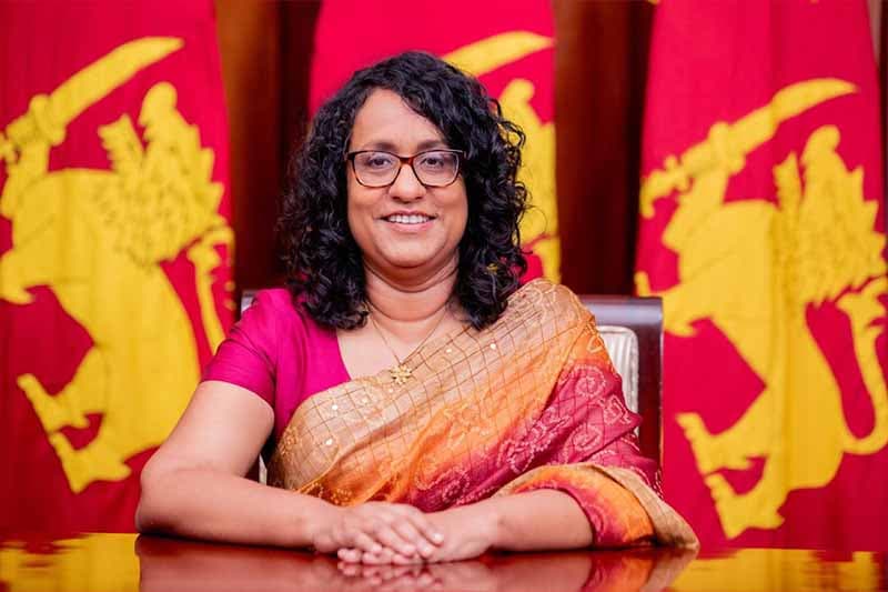 රනිල්ගෙන් ගත්තු සාරිය ඇඳගෙන මඟුල් ගෙදර යන්න ගිය හරිණිට වෙච්ච දෙයක්..