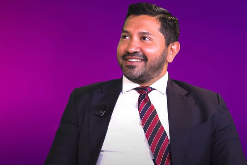 සම්ප්‍රදායික රාමු අතික්‍රමණය කළ සමලිංගික ආදර කතාවක් (වීඩියෝ)