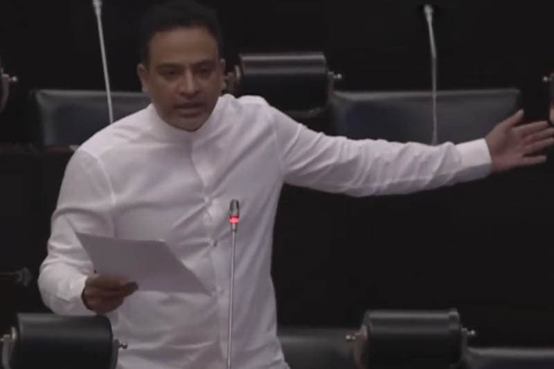 හර්ෂණ රාජකරුණා කතානායකගේ පෞද්ගලික ලේකම්ට දෙහි කපයි