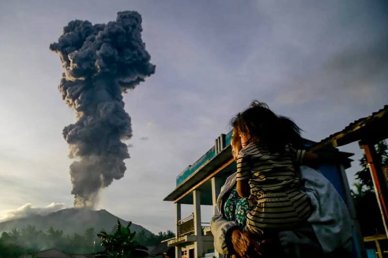 ඉන්දුනීසියාවේ ඉබු ගිනි කන්ද අවට පදිංචිකරුවන් ඉවත් කෙරේ
