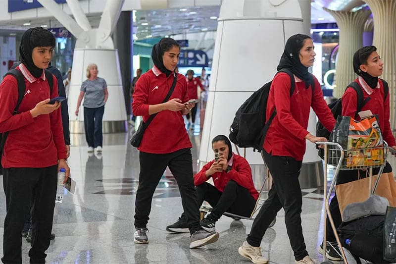 ඉරාන කණ්ඩායමේ ඉරණම ගැන ලොවම විමසිල්ලෙන් සිටියදී පාපන්දු ක්‍රීඩිකාවෝ යළි මව්බිමට පැමිණෙති