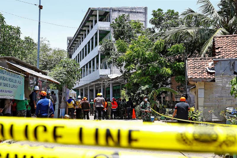 ඉන්දුනීසියාවේ පාසල් අනතුරින් අතුරුදන් පිරිස් සොයා අදත් මෙහෙයුම්