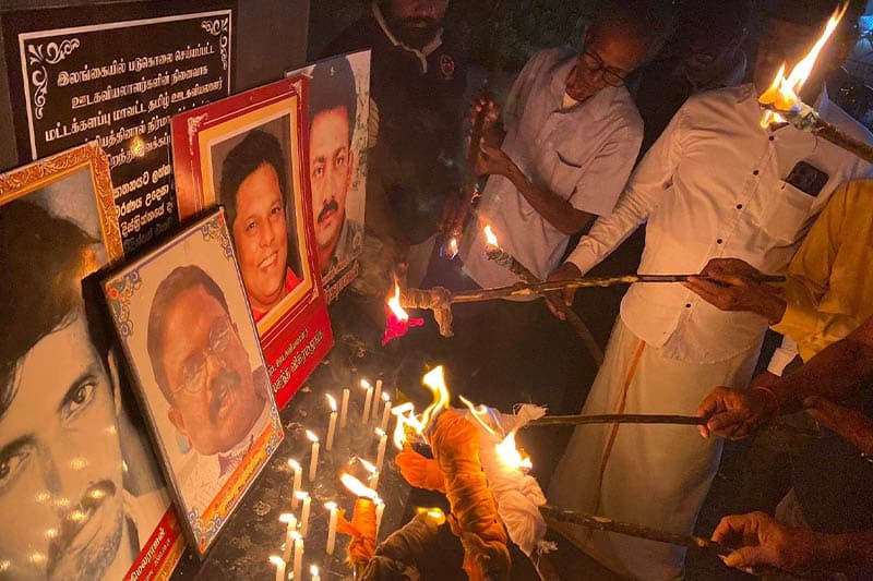 මරාදැමූ මාධ්‍යවේදීන් නොලද යුක්තිය ඉල්ලා නැගෙනහිර විරෝධයේ ගිනිදැල්