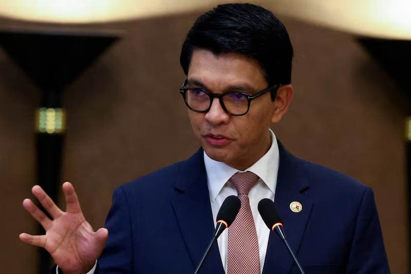 මැඩගස්කර ජනපති රටින් පලා යයි?